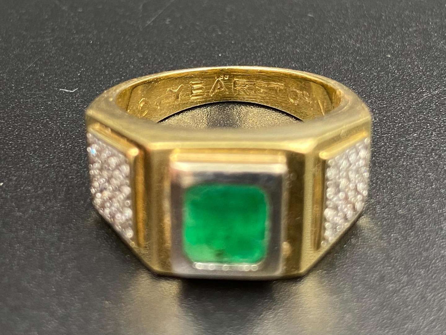 <p>An Emerald & Diamond set, 18ct gold ring.</p>