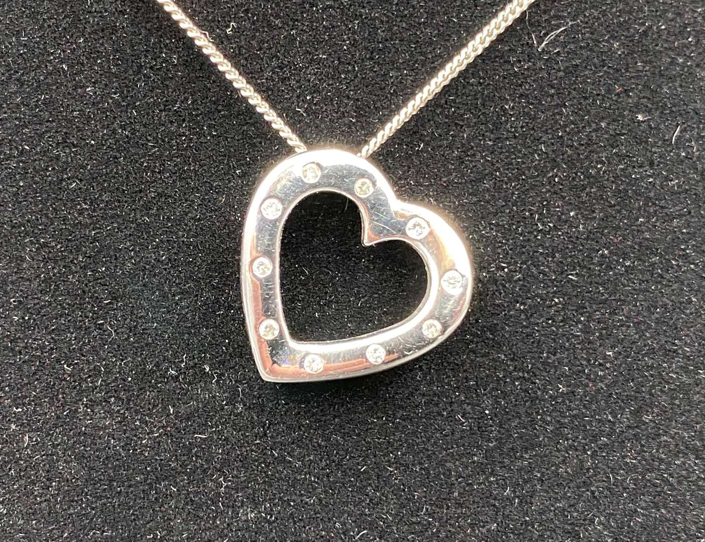 <p>A diamond set 9ct white gold, heart shaped pendent.</p>