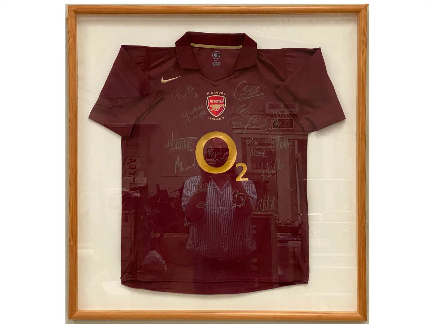 <p>ARSENAL final Highbury season1913-2006, signed home shirt</p>