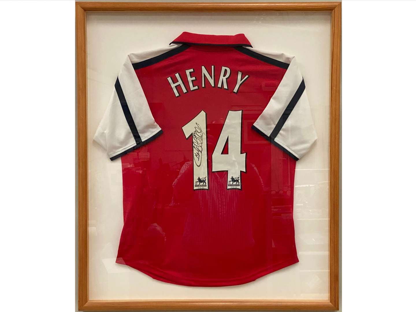 <p>ARSENAL 1999-2000 signed and framed shirt. Thierry HENRY, #14</p>