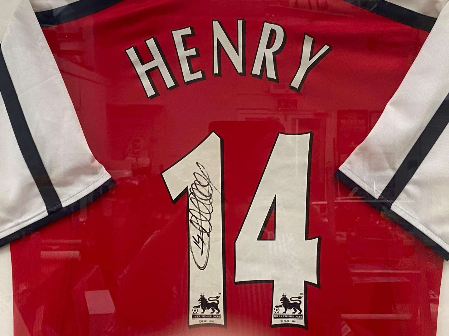 <p>ARSENAL 1999-2000 signed and framed shirt. Thierry HENRY, #14</p>