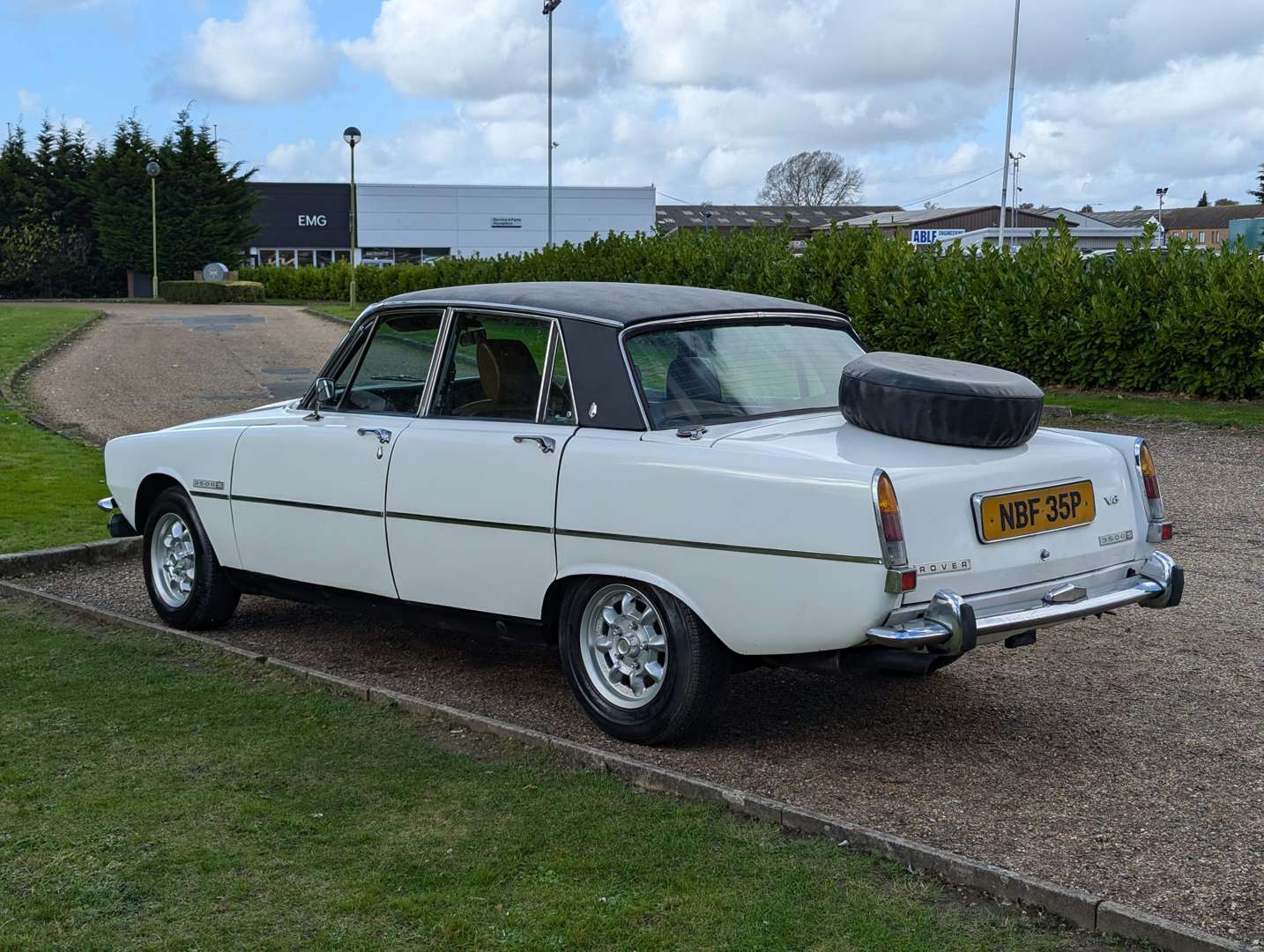 <p>1976 ROVER P6 3500S&nbsp;</p>