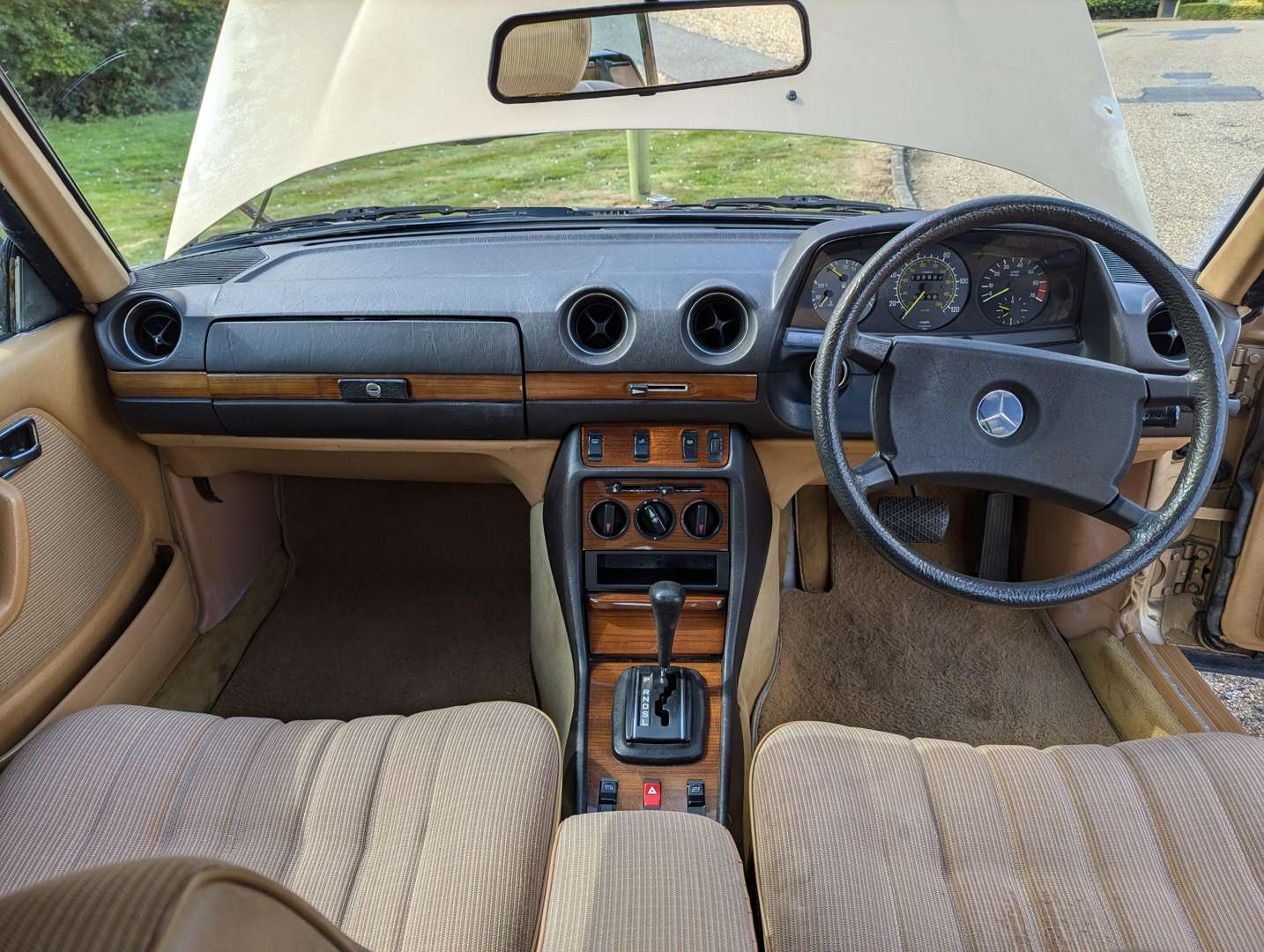 <p>1985 MERCEDES 230 CE AUTO</p>