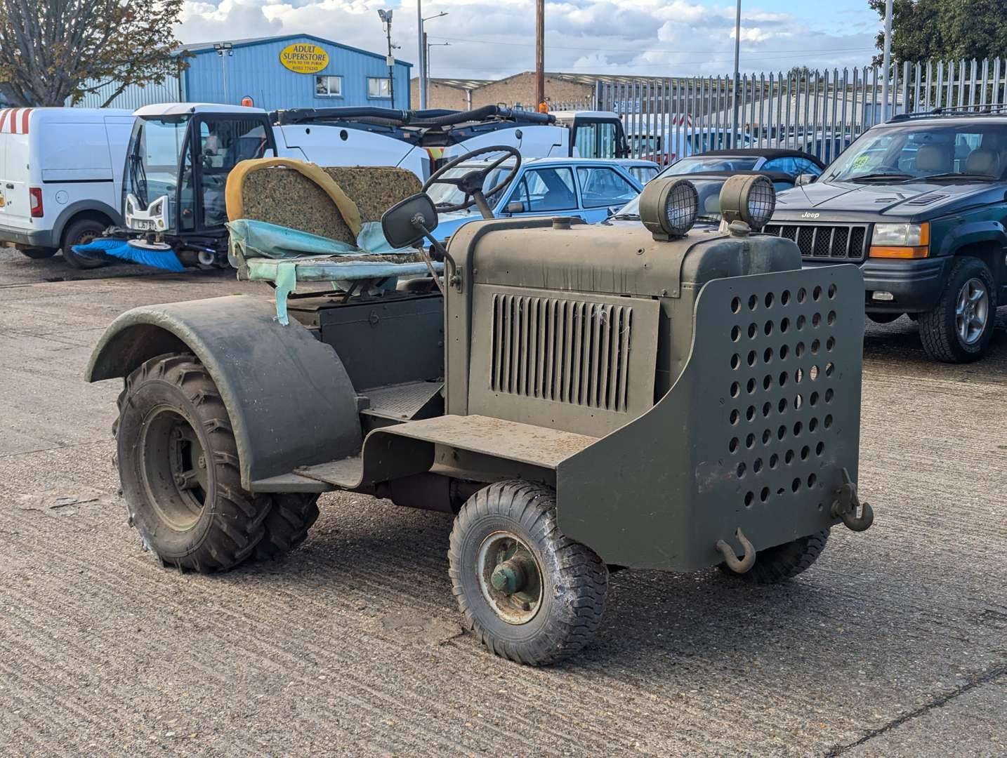 <p>1948 CLARK TRUCTRACTOR</p>