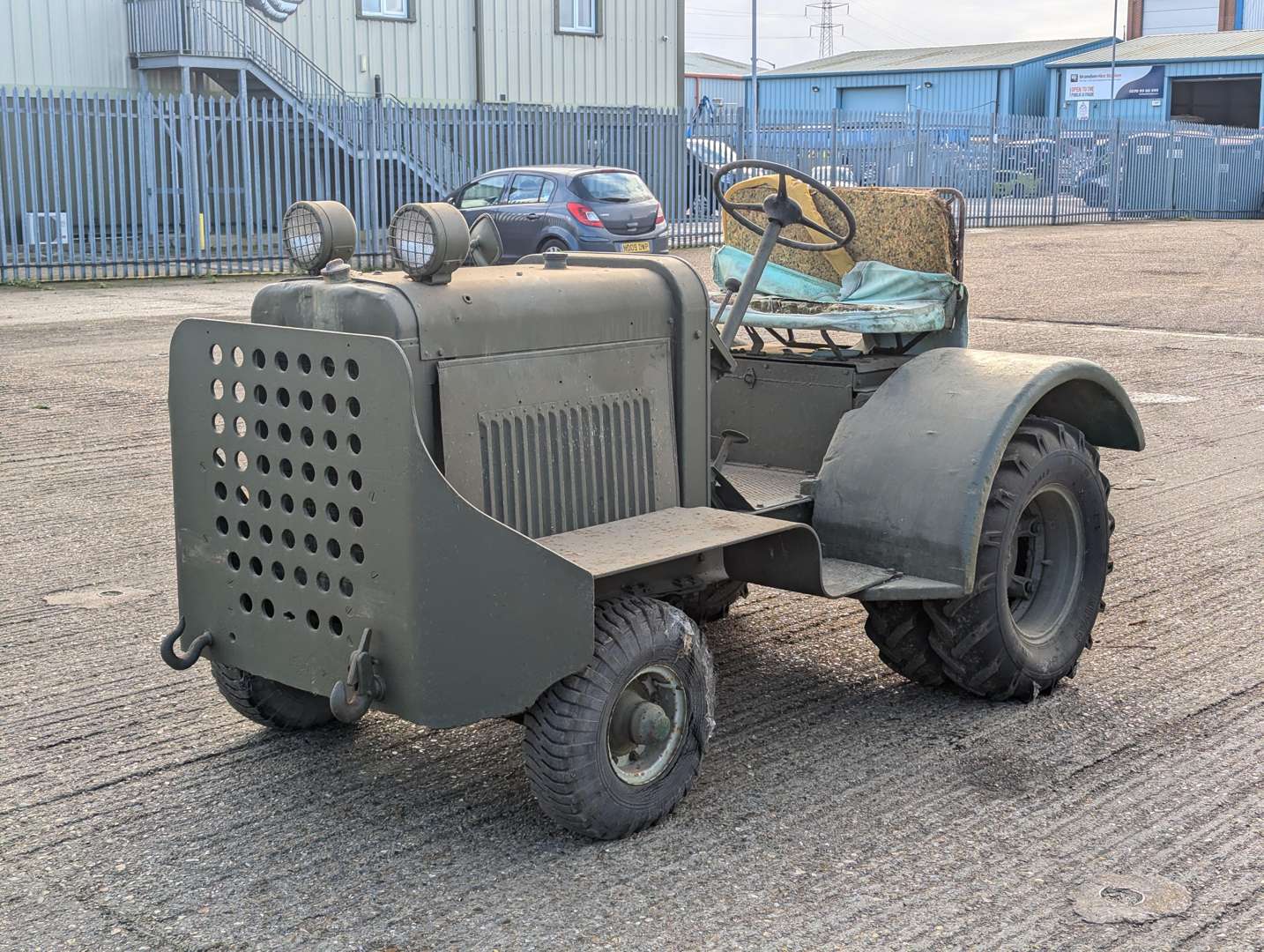 <p>1948 CLARK TRUCTRACTOR</p>