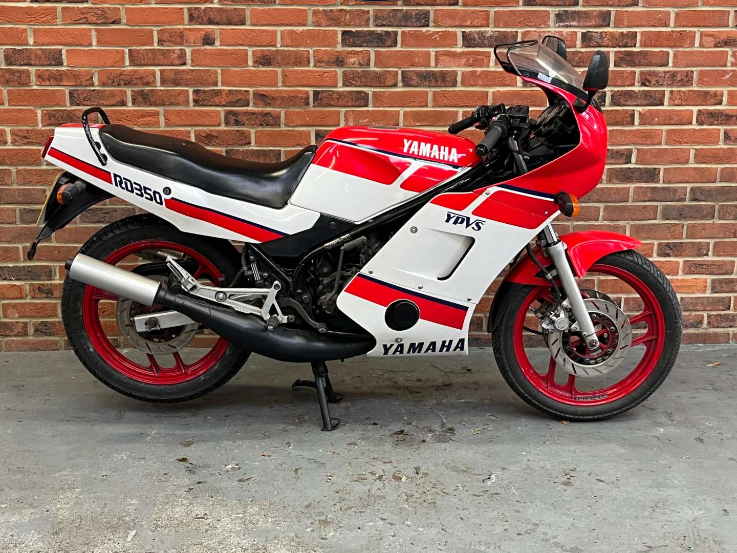 <p>1988 YAMAHA RD350</p>