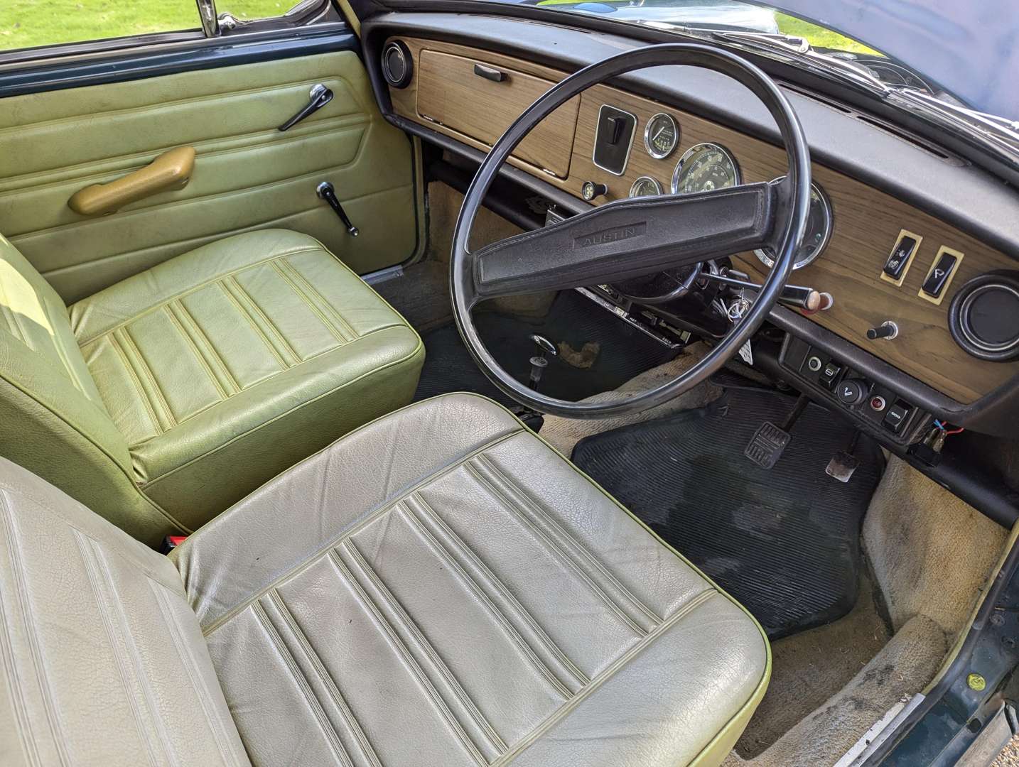 <p>1972 AUSTIN 1300 AUTO</p>