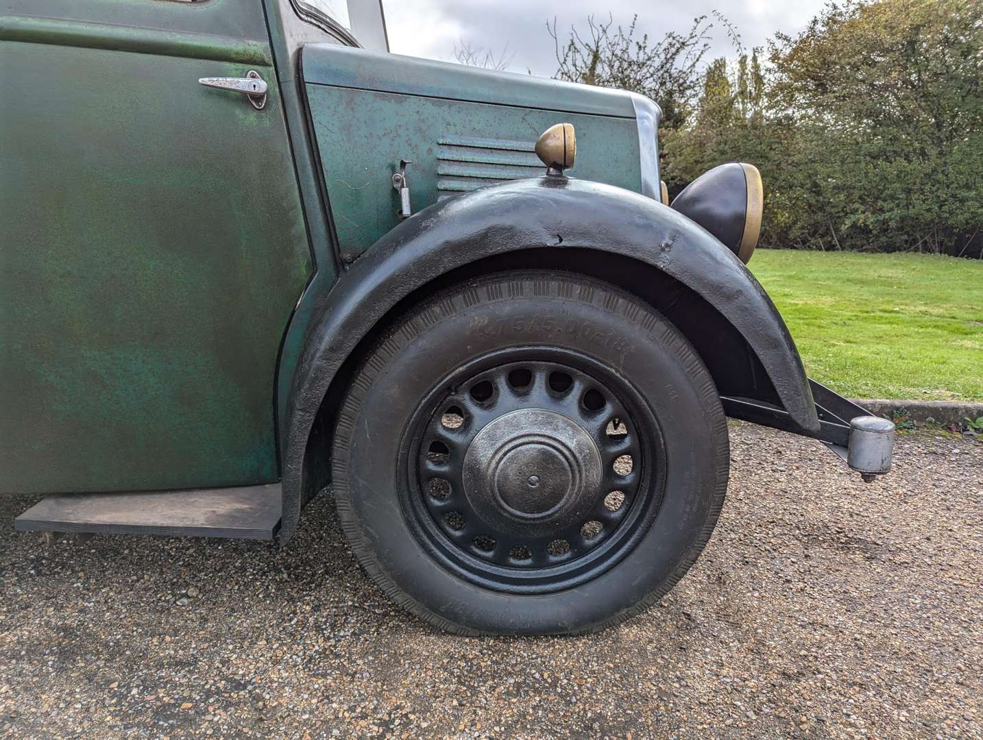 <p>1939 MORRIS 10 VAN</p>