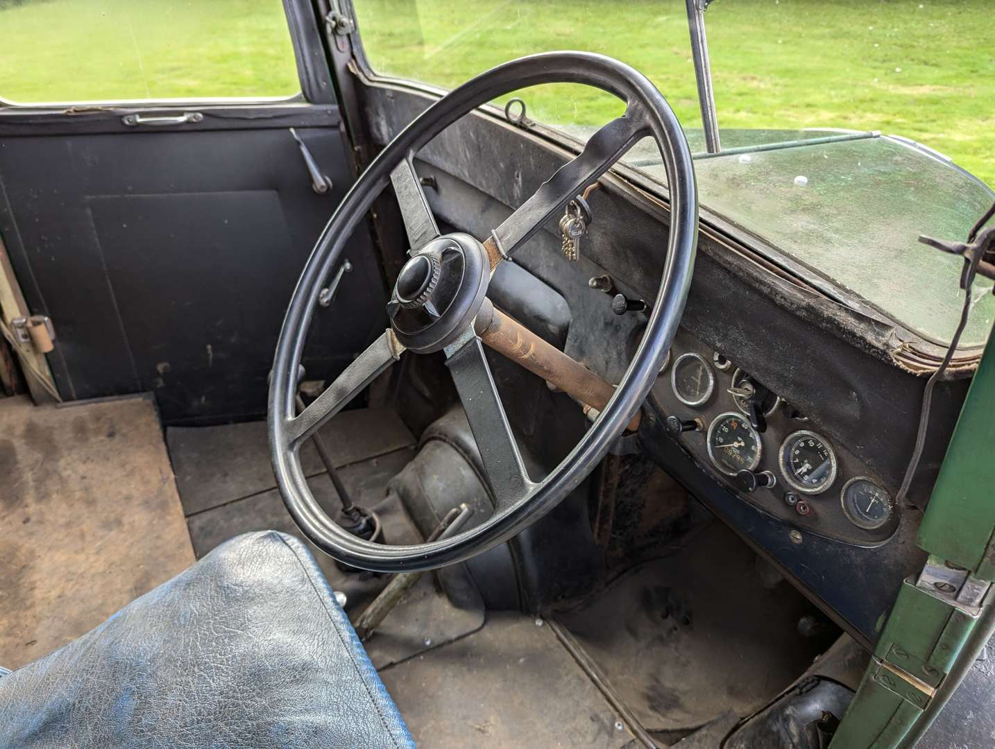 <p>1939 MORRIS 10 VAN</p>