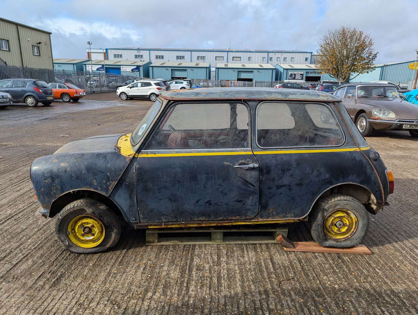 <p>1961 AUSTIN MINI</p>