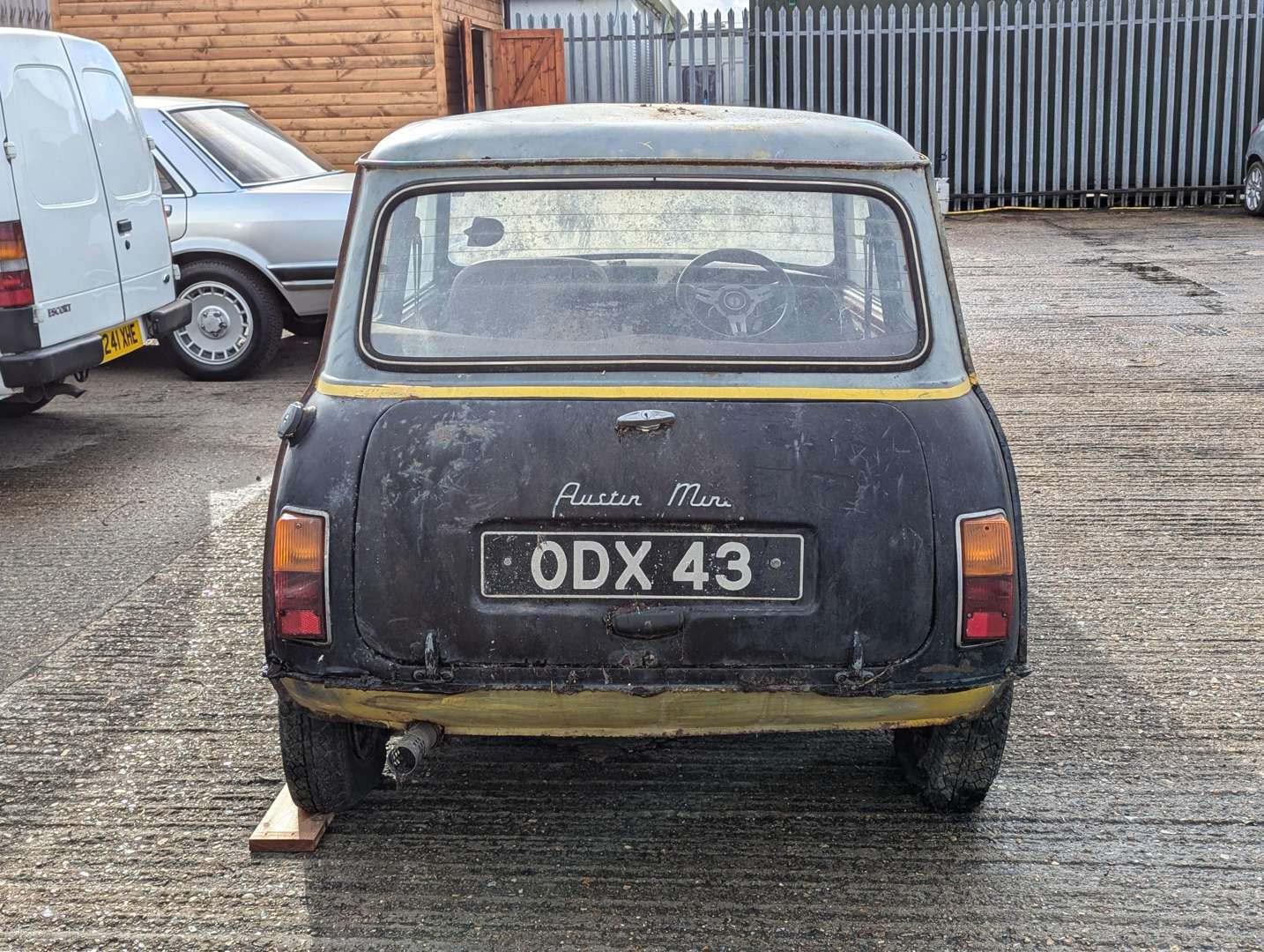 <p>1961 AUSTIN MINI</p>