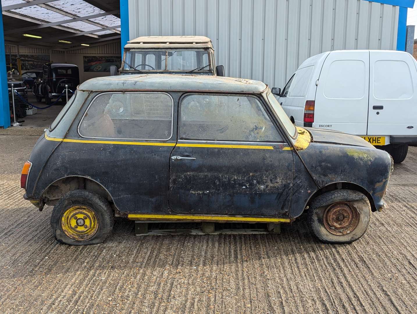 <p>1961 AUSTIN MINI</p>