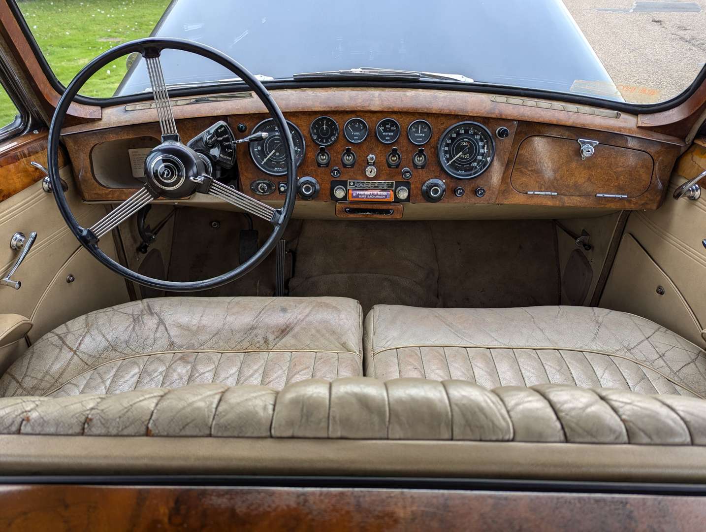 <p>1962 DAIMLER MAJESTIC MAJOR LIMOUSINE LHD</p>