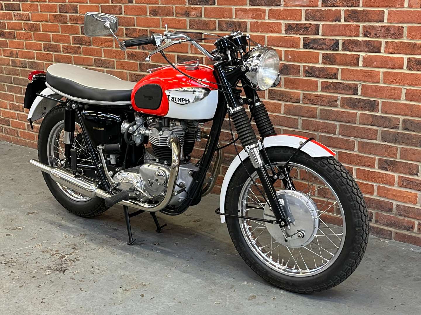 <p>1966 TRIUMPH BONNEVILLE T120R</p>