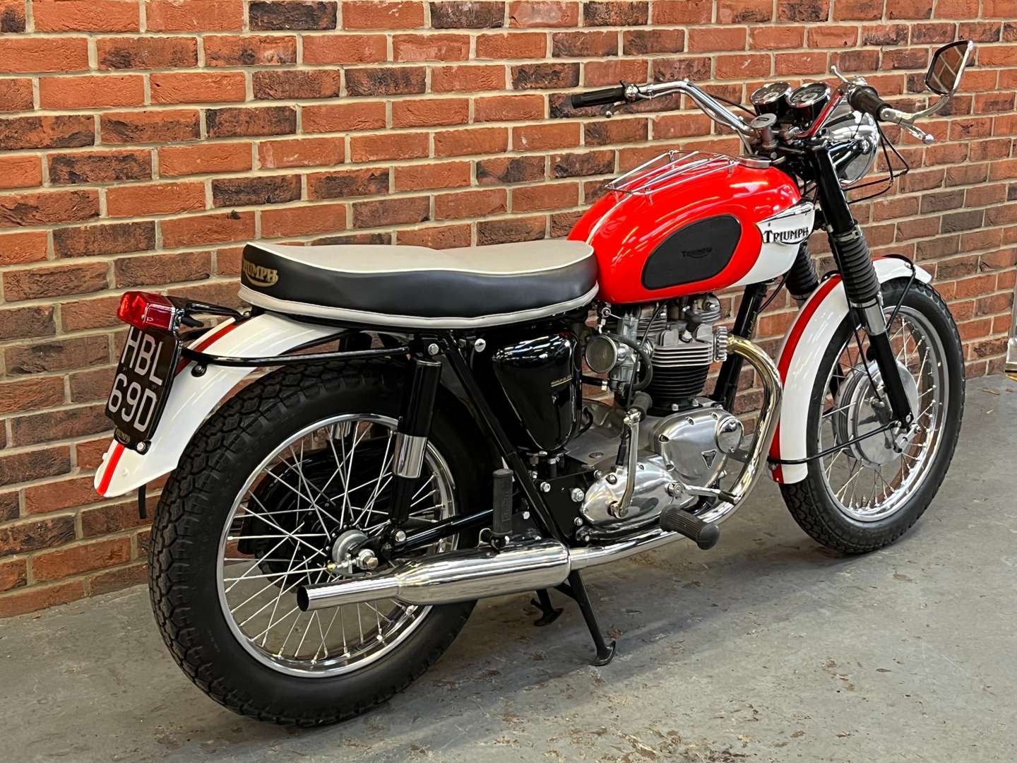 <p>1966 TRIUMPH BONNEVILLE T120R</p>