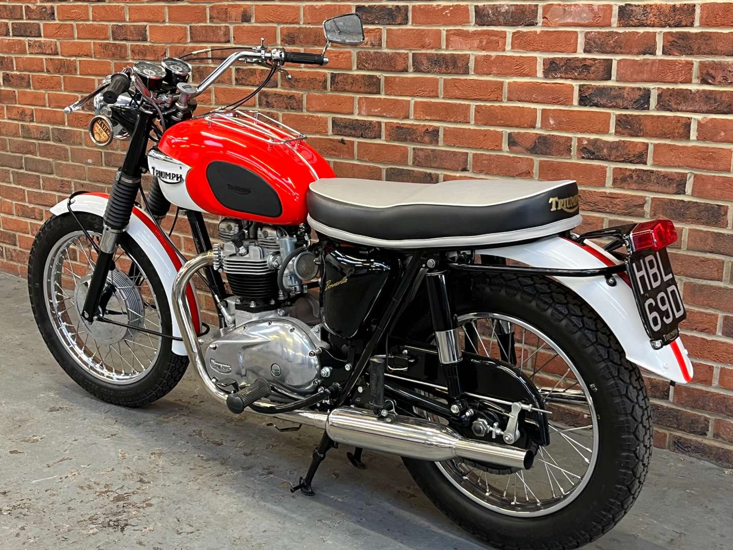 <p>1966 TRIUMPH BONNEVILLE T120R</p>