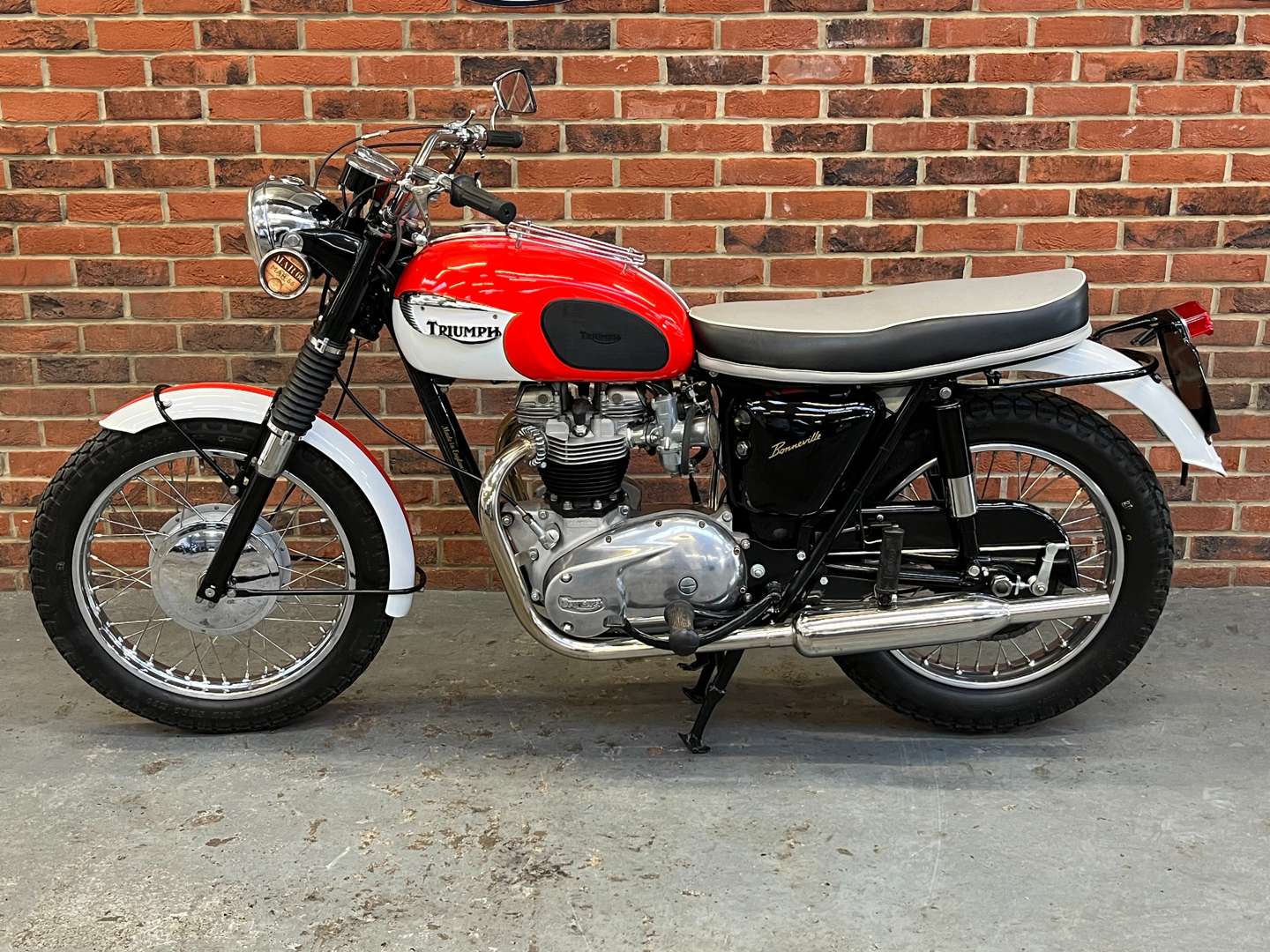 <p>1966 TRIUMPH BONNEVILLE T120R</p>