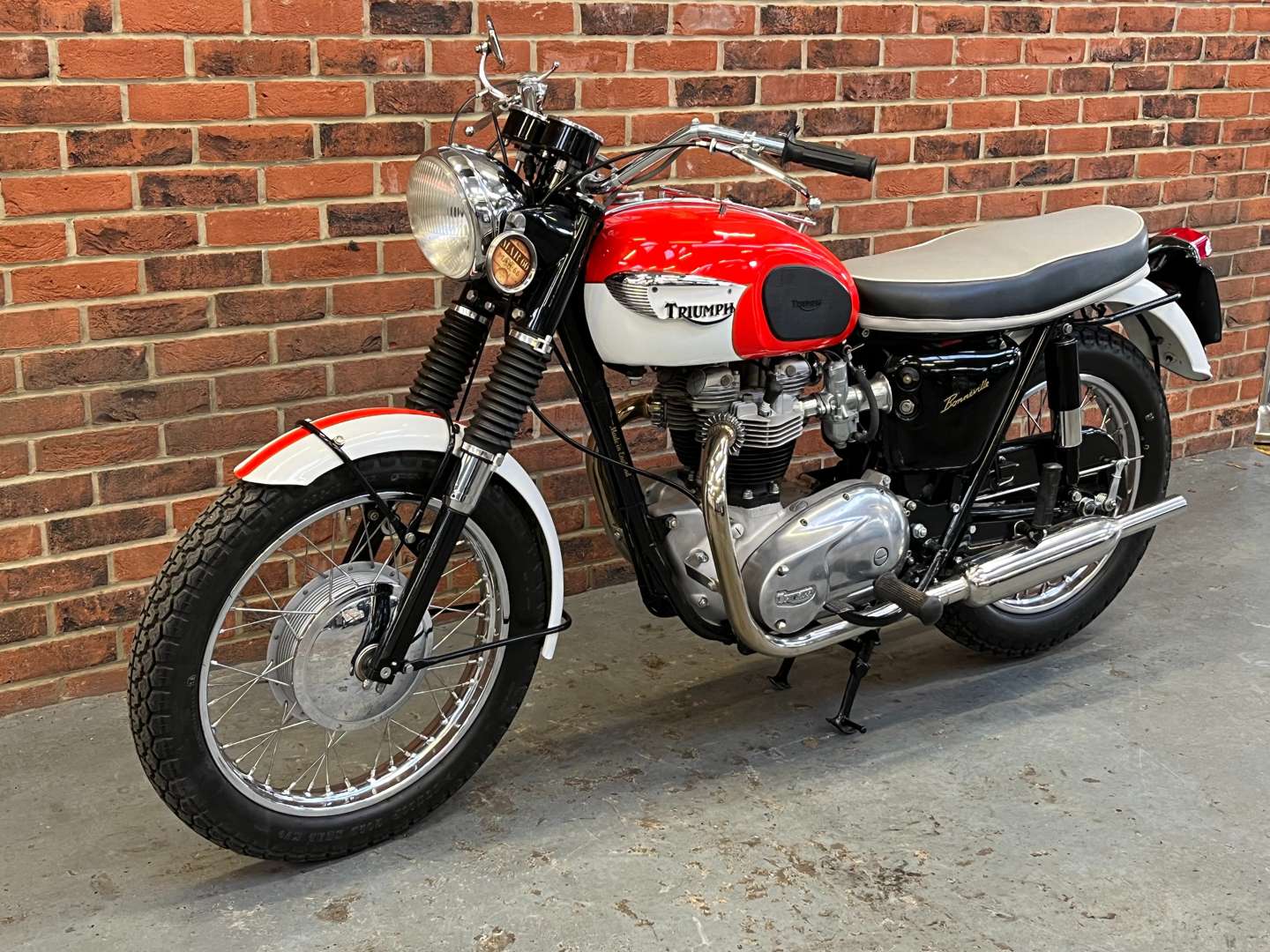 <p>1966 TRIUMPH BONNEVILLE T120R</p>