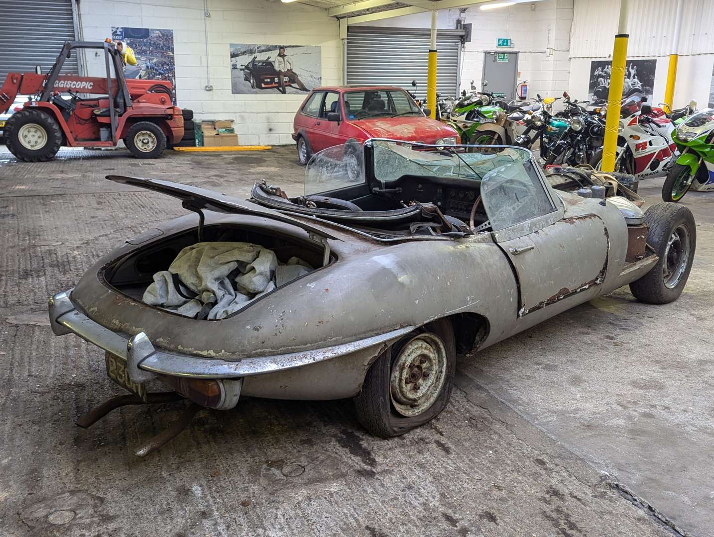 <p>1969 JAGUAR E-TYPE 4.2 ROADSTER SII</p>