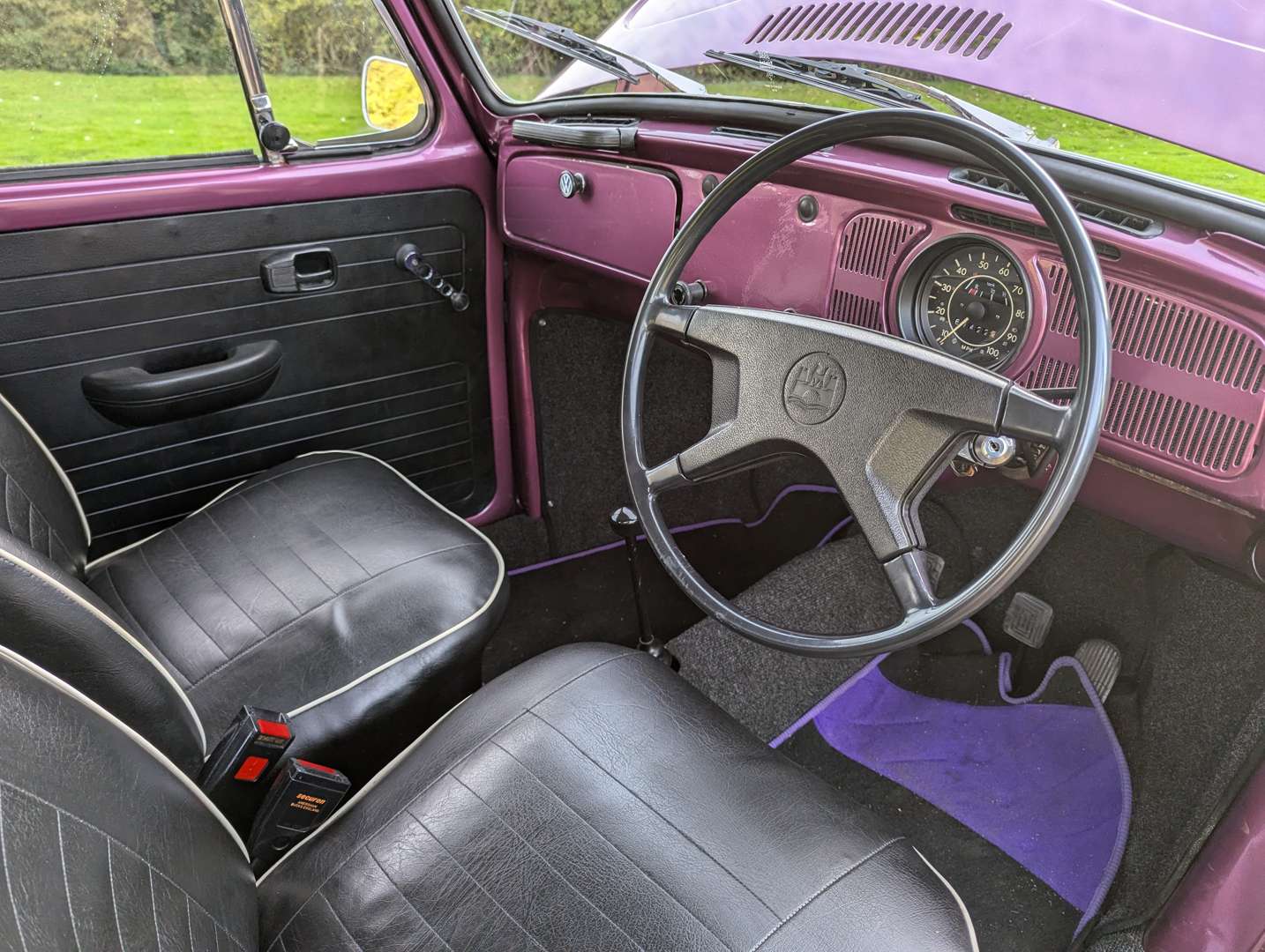 <p>1972 VW BEETLE</p>