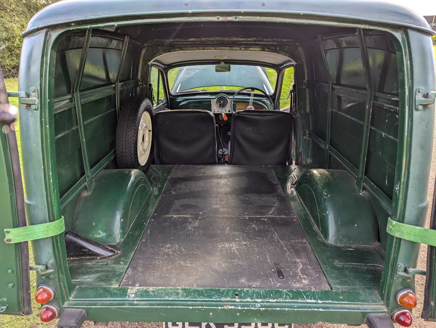 <p>1965 MORRIS MINOR VAN</p>