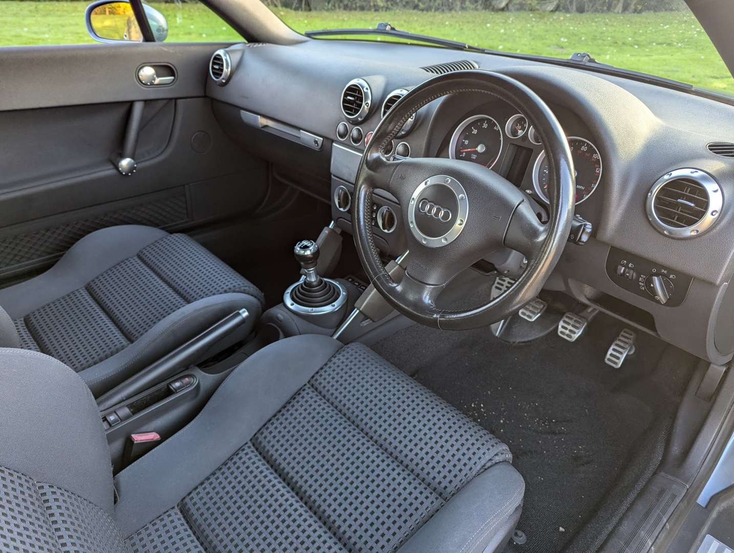 <p>2004 AUDI TT 1.8 ROADSTER (150 BHP)</p>