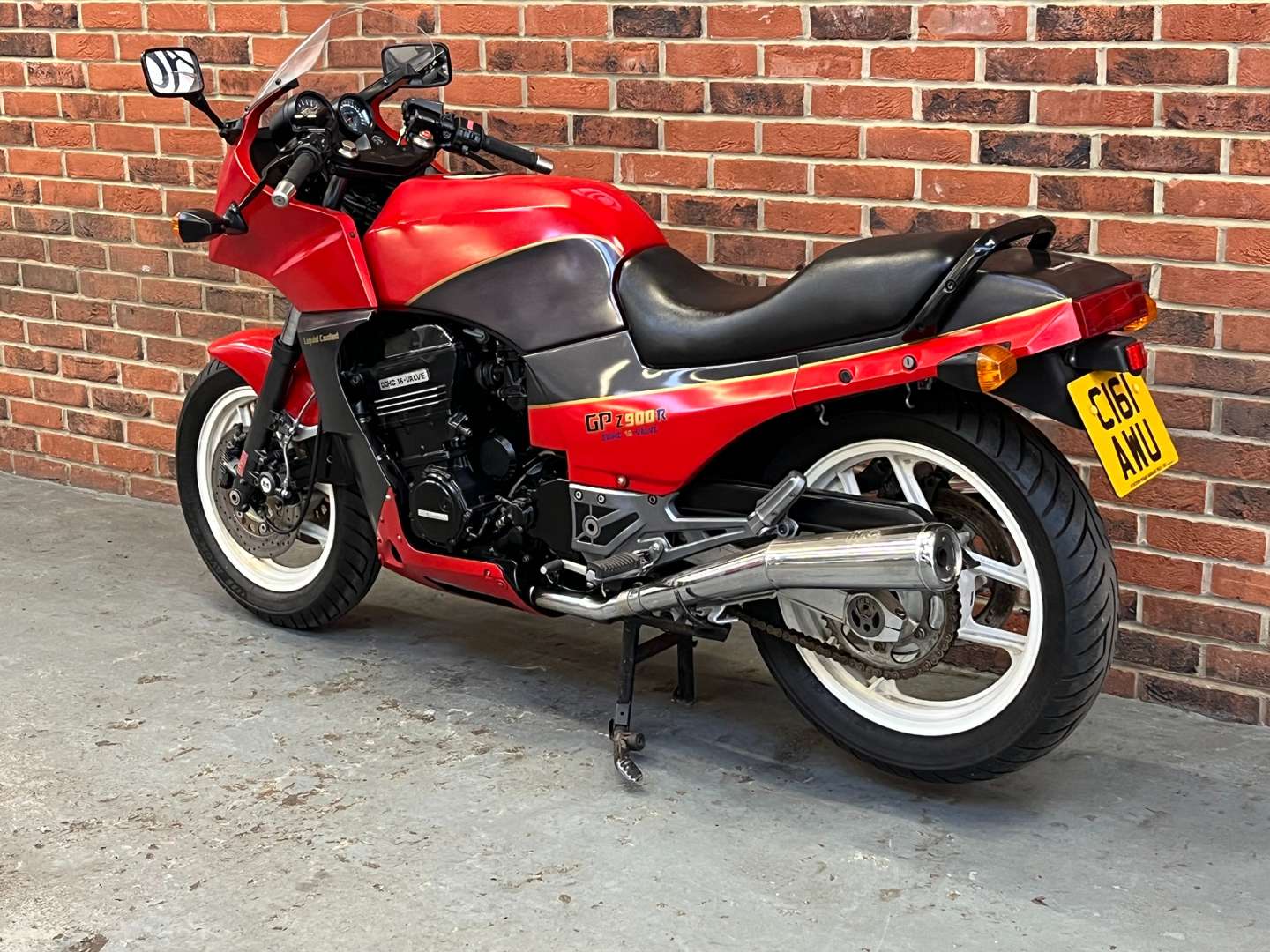 <p>1985 KAWASAKI GPZ 900R</p>