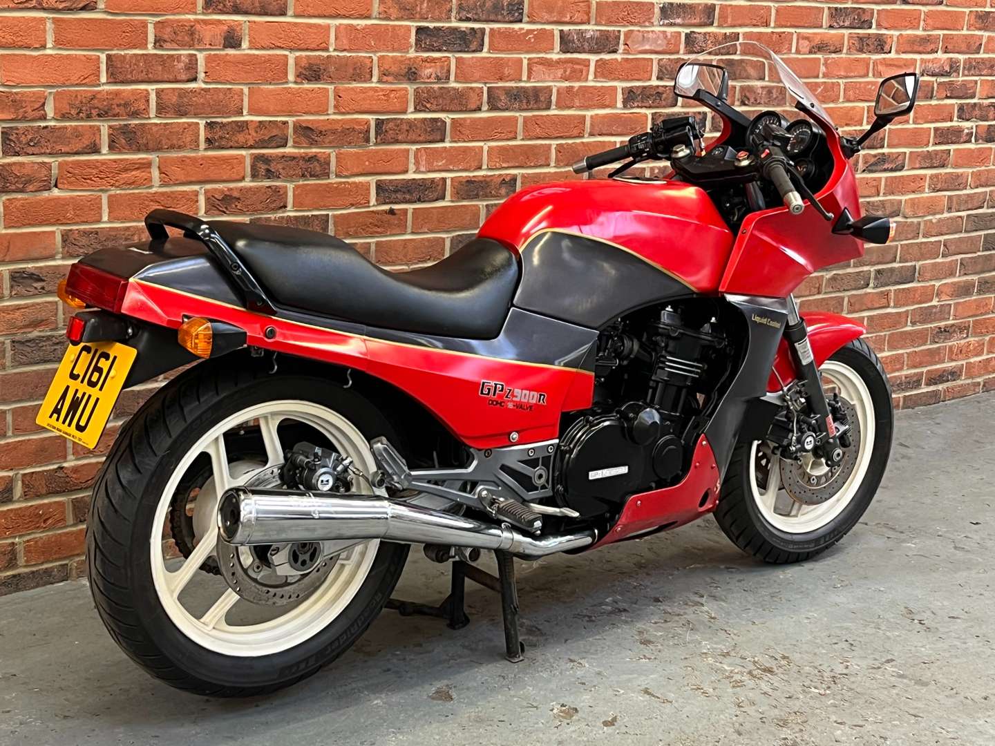 <p>1985 KAWASAKI GPZ 900R</p>