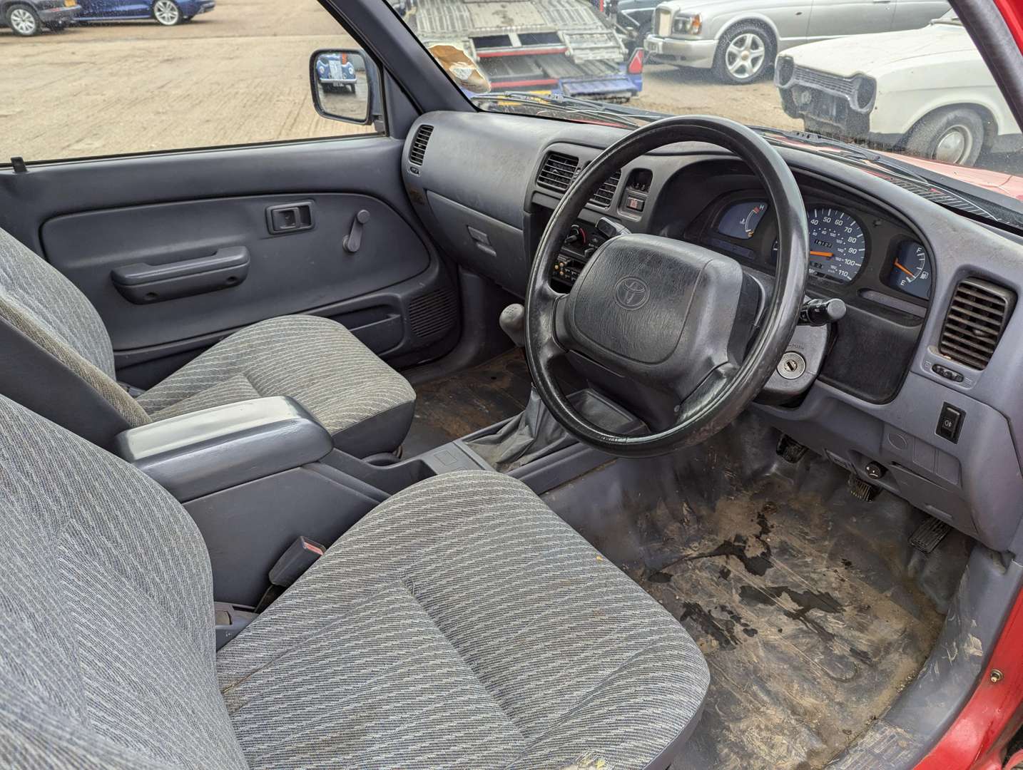 <p>1998 TOYOTA HILUX 2.4D 2WD</p>