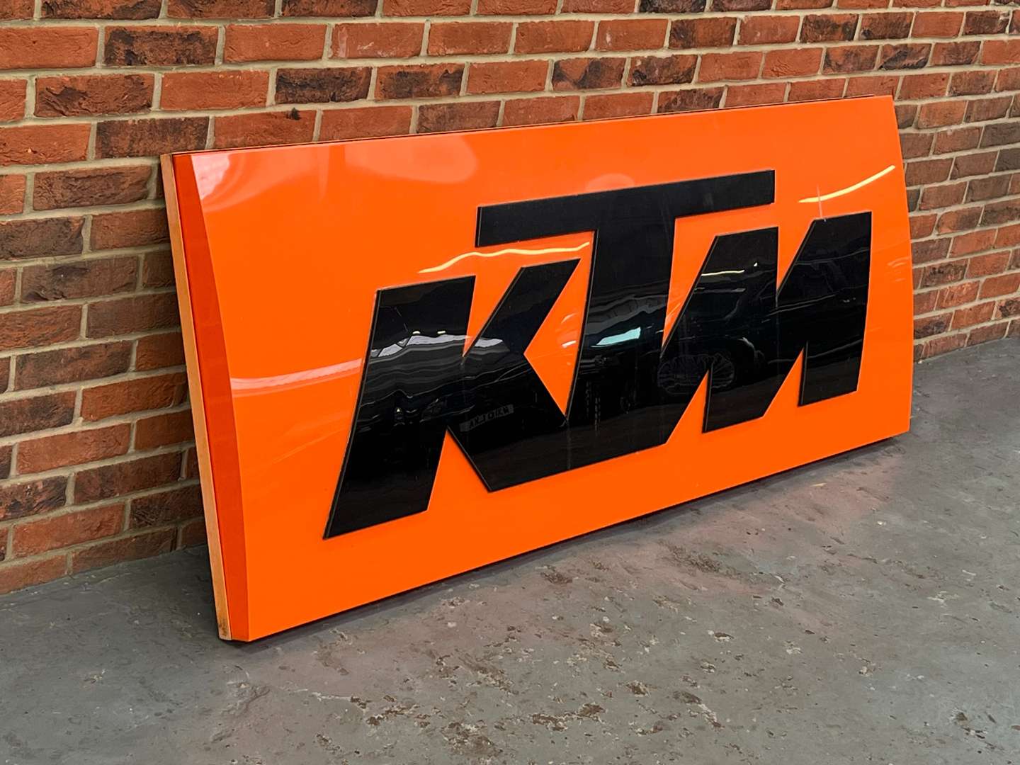 <p>KTM Illuminated Large Sign&nbsp;</p>