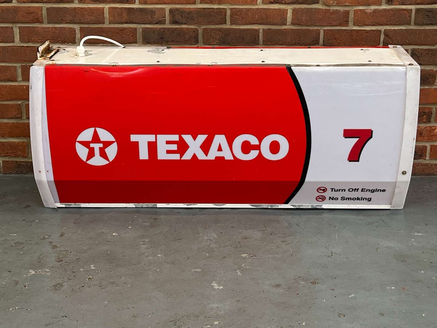 <p>Texaco Dealership Double Sided Illuminated Sign</p>