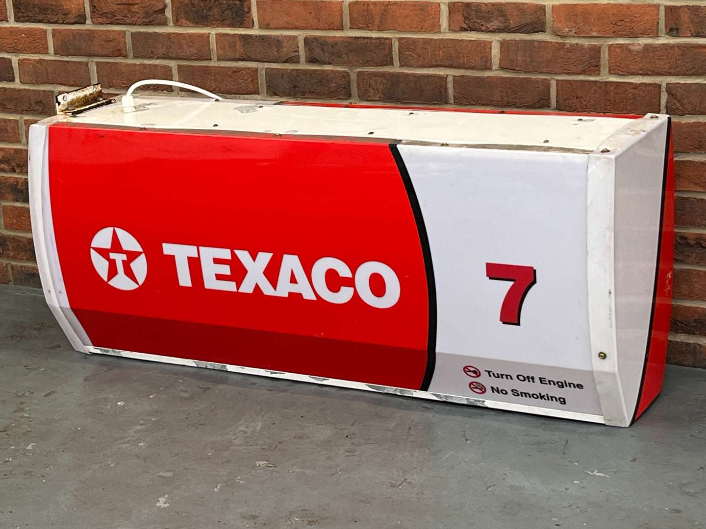 <p>Texaco Dealership Double Sided Illuminated Sign</p>