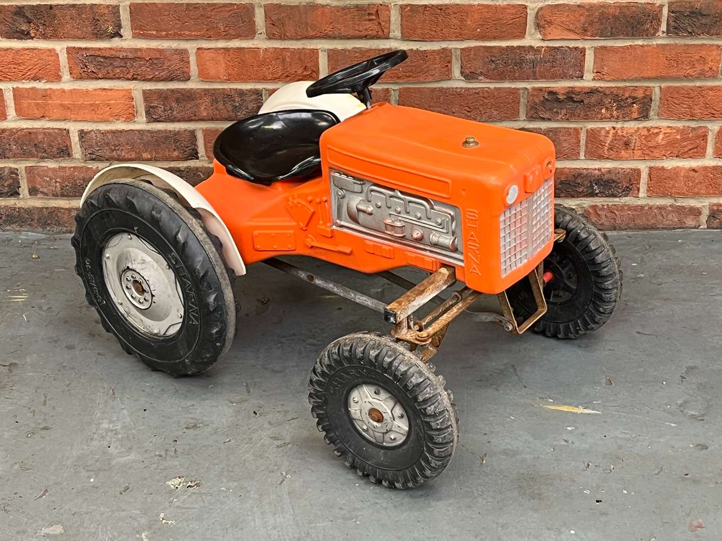 <p>Sharna 1970's Childs Pedal Tractor&nbsp;</p>