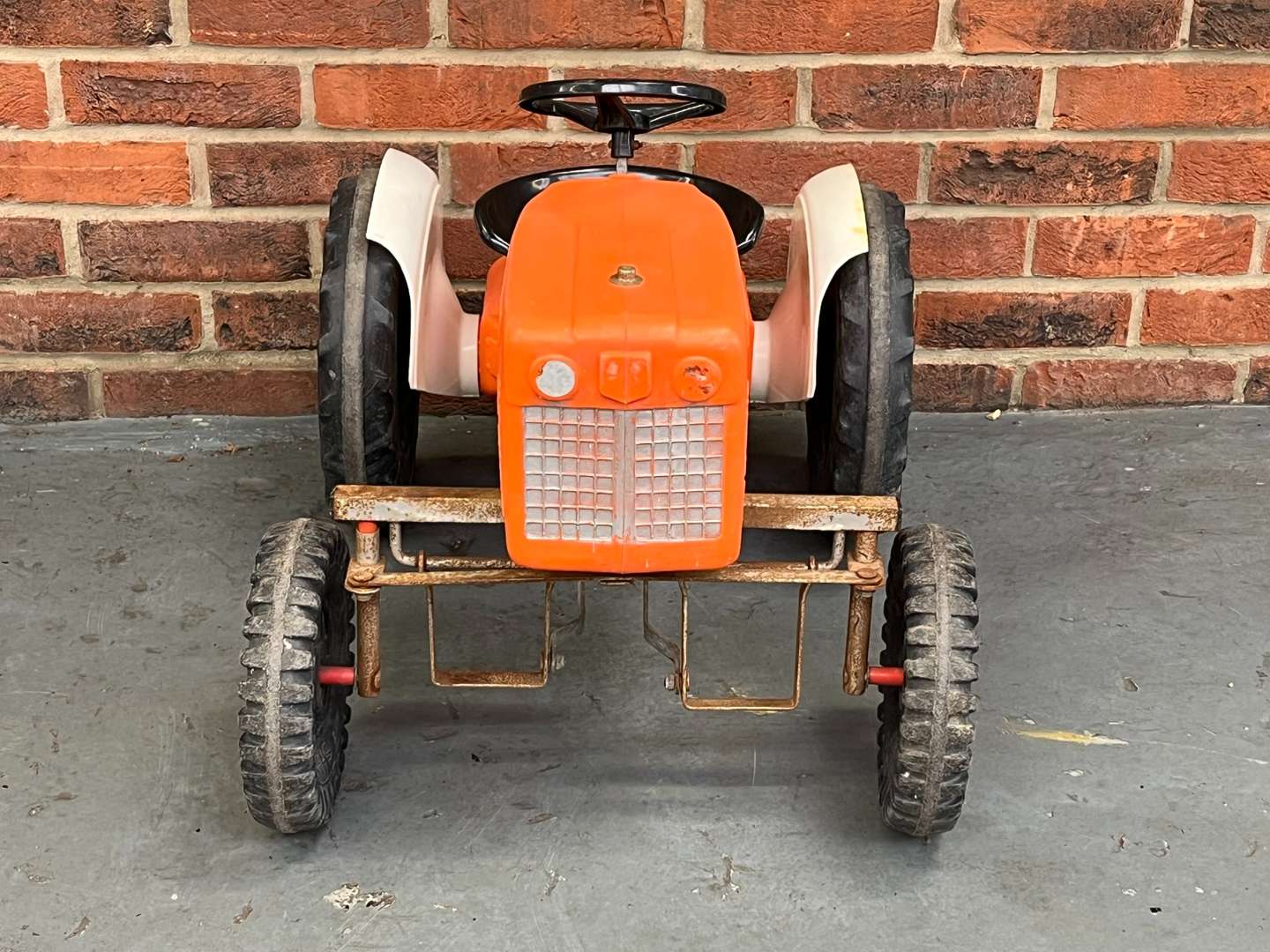 <p>Sharna 1970's Childs Pedal Tractor&nbsp;</p>