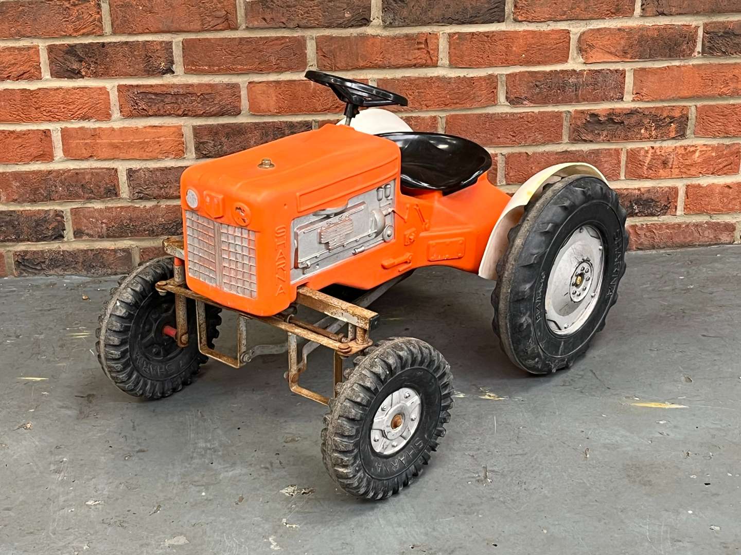 <p>Sharna 1970's Childs Pedal Tractor&nbsp;</p>