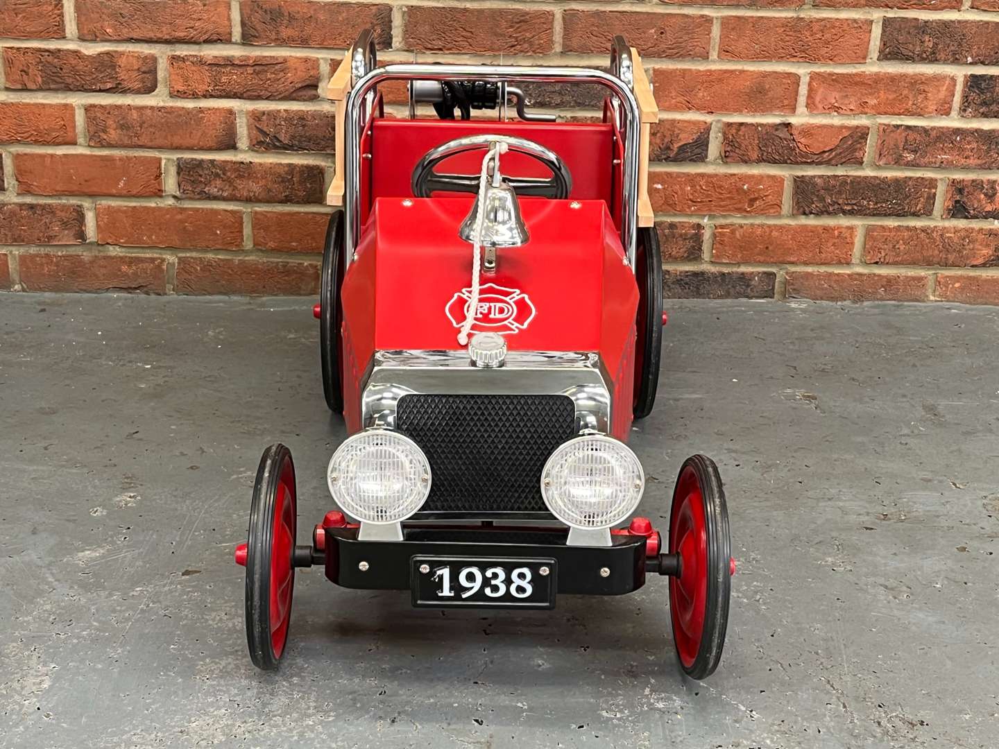 <p>Fire Engine Tin Plate Childs Pedal Car</p>