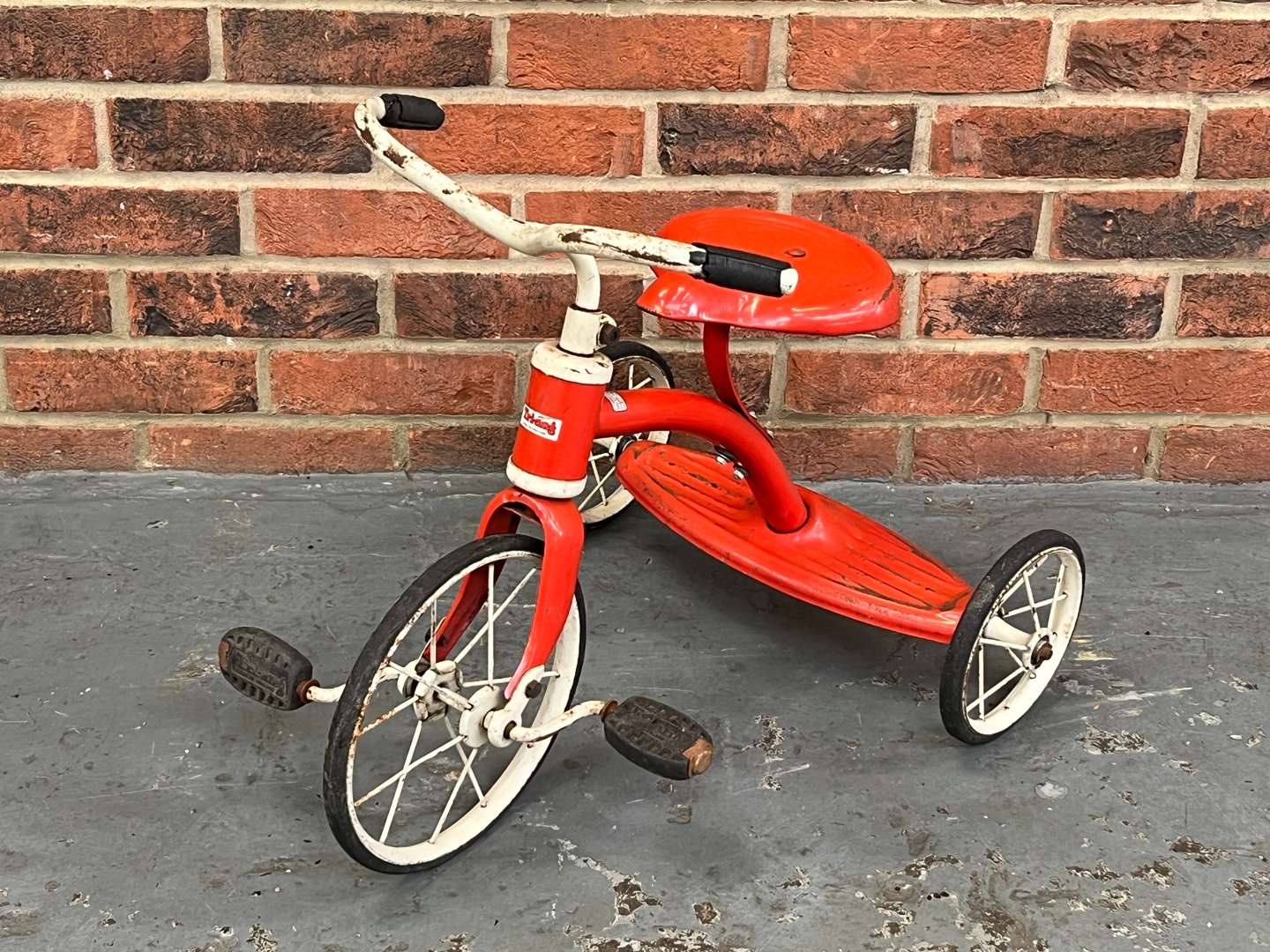 <p>Tri-Ang Childs Tricycle&nbsp;</p>