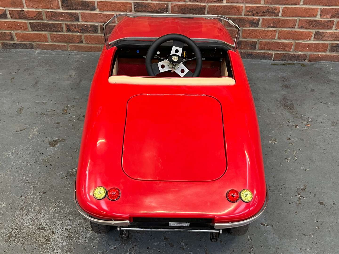 <p>Pihsiang E-Type Battery Operated Childs Car</p>