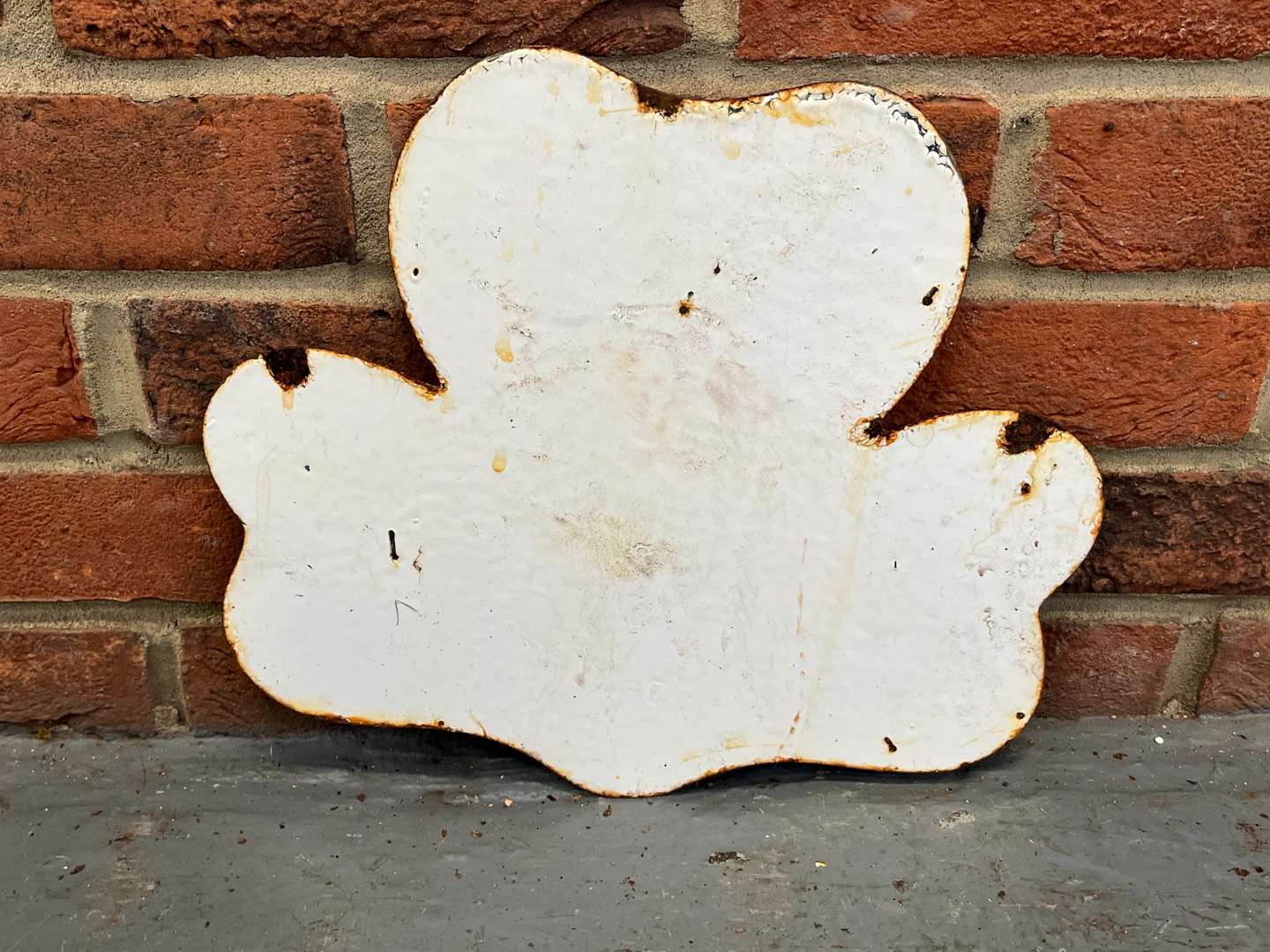 <p>Shamrock Petrol Clover Enamel Sign</p>