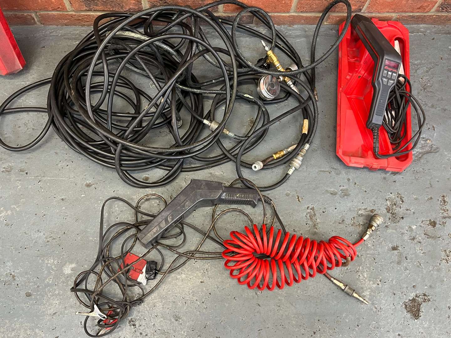 <p>Snap On Scanner and Quantity of Hoses&nbsp;</p>