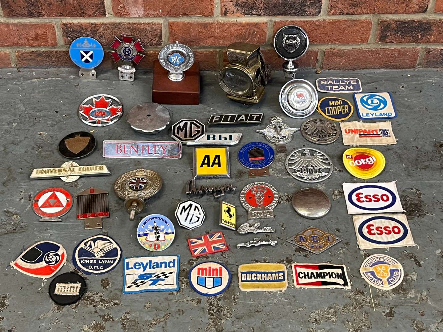 <p>Mixed Lot Classic Car Badges&nbsp;</p>