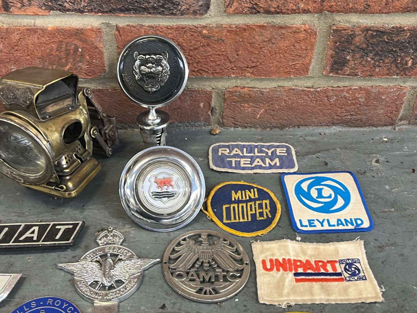 <p>Mixed Lot Classic Car Badges&nbsp;</p>