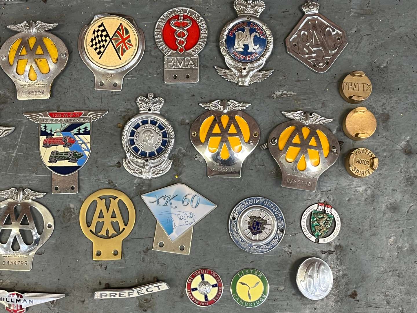 <p>Mixed Lot Classic Car Badges&nbsp;</p>