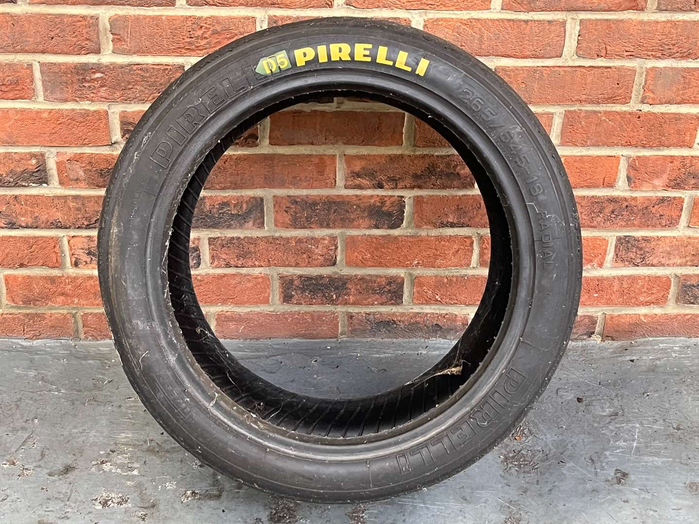 <p>Pirelli Race Tyre</p>