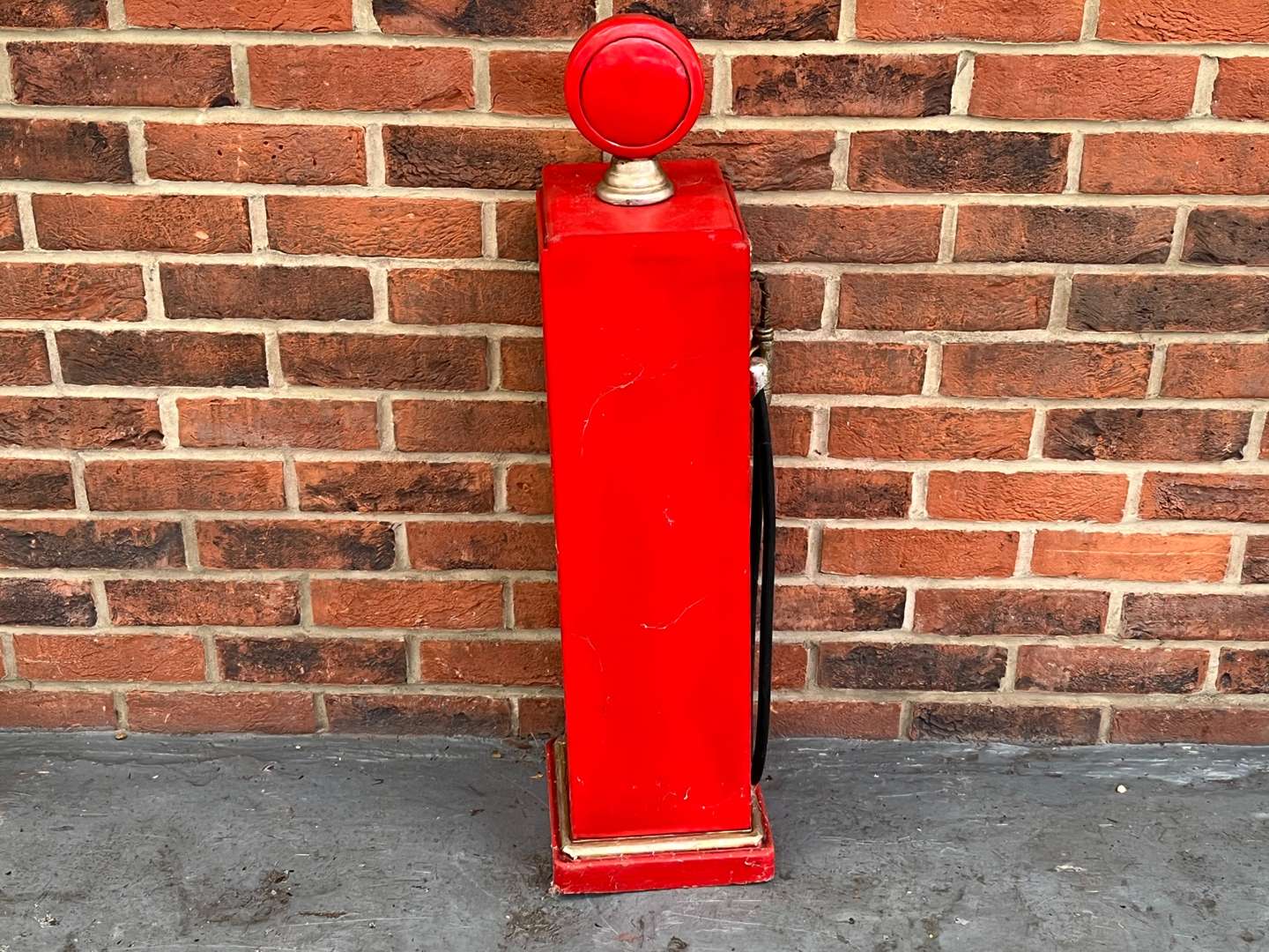 <p>Wooden Made Shell Miniature Petrol Pump</p>