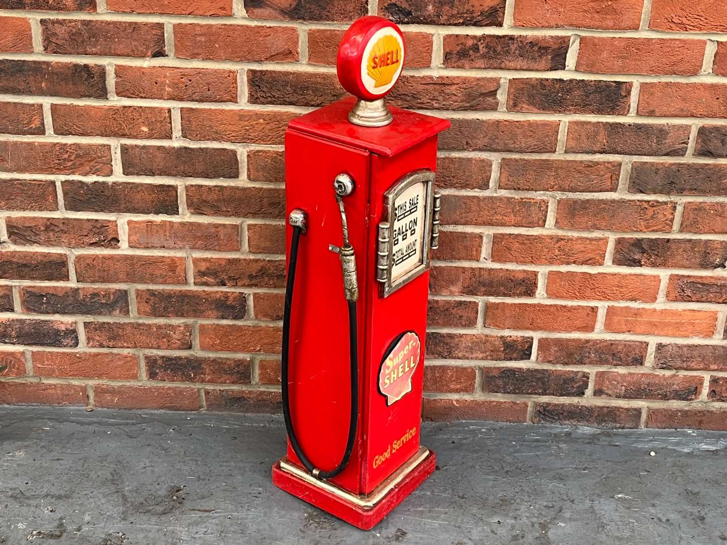 <p>Wooden Made Shell Miniature Petrol Pump</p>