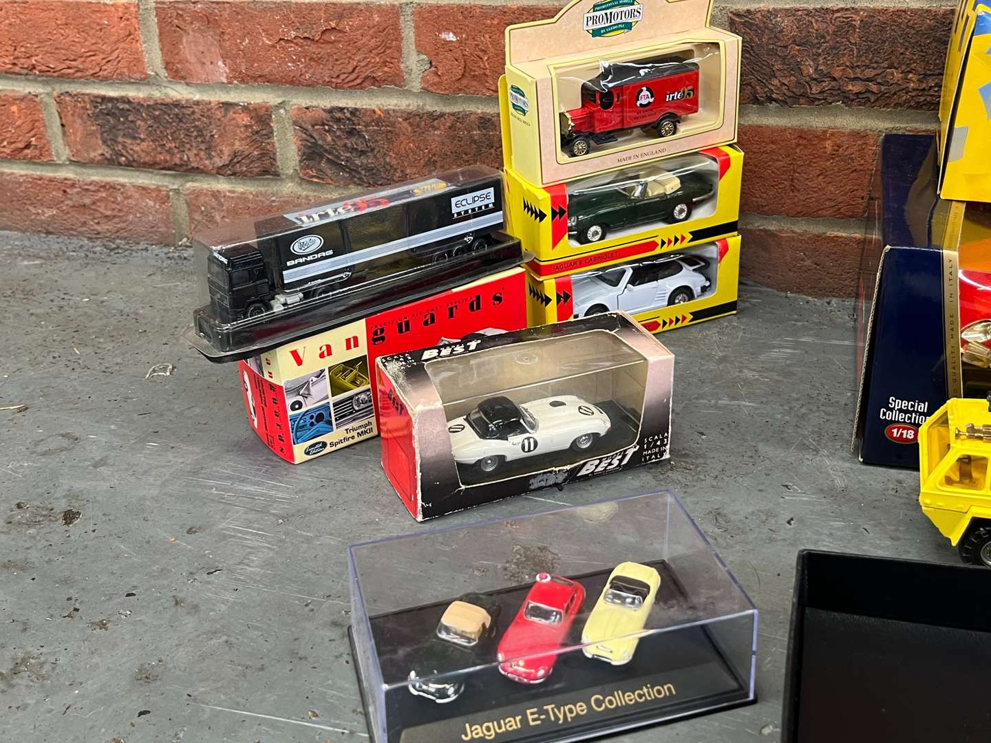 <p>Box Die Cast Model Cars</p>