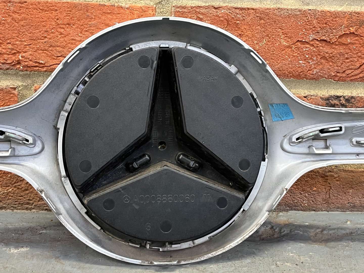 <p>Mercedes Front Grille Mount</p>