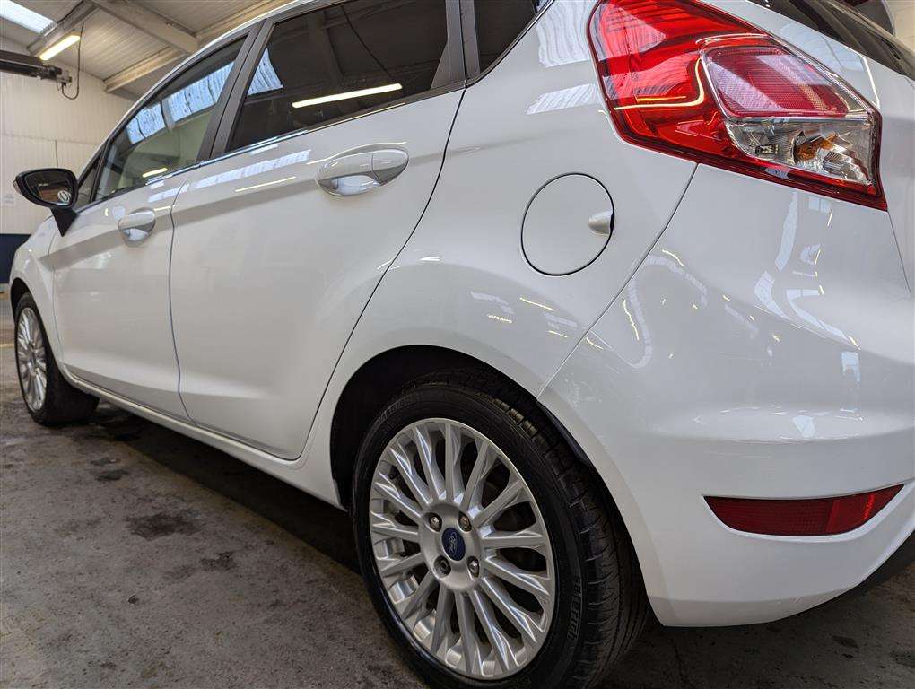 <p>2015 FORD FIESTA TITANIUM TDCI</p>