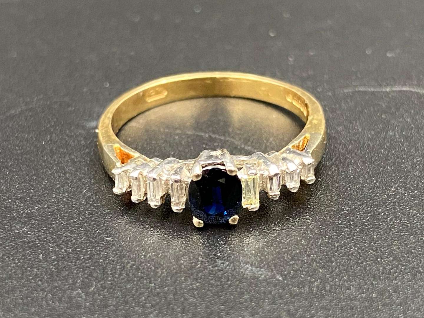 <p>A Sapphire & Diamond18ct gold ring</p>